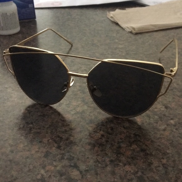 Gold and black sun glasses - Picture 3 of 3